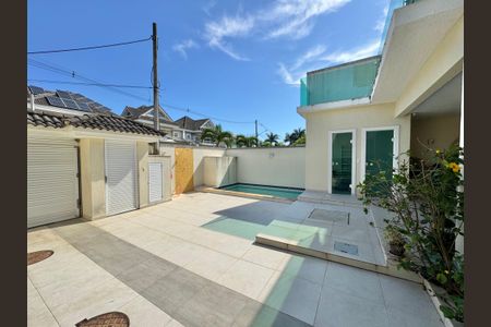 Casa de condomínio à venda com 227m², 4 quartos e 3 vagasÁrea externa