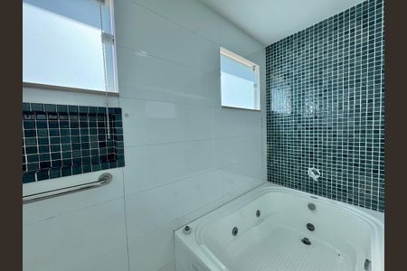 Casa de condomínio à venda com 227m², 4 quartos e 3 vagasSuíte 1 - Banheiro