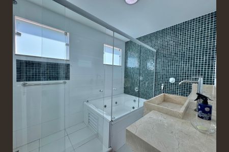 Casa de condomínio à venda com 227m², 4 quartos e 3 vagasSuíte 1 - Banheiro