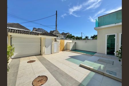 Casa de condomínio à venda com 227m², 4 quartos e 3 vagasÁrea externa