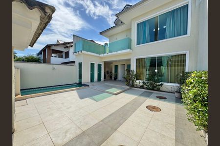 Casa de condomínio à venda com 227m², 4 quartos e 3 vagasÁrea externa