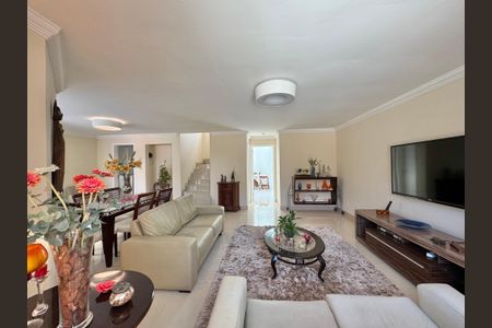 Casa de condomínio à venda com 227m², 4 quartos e 3 vagasSala