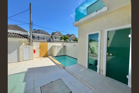 Casa de condomínio à venda com 227m², 4 quartos e 3 vagasÁrea externa