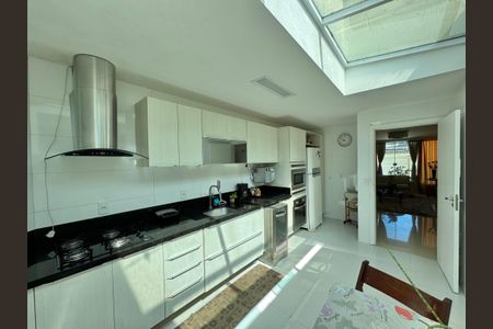 Casa de condomínio à venda com 227m², 4 quartos e 3 vagasCozinha