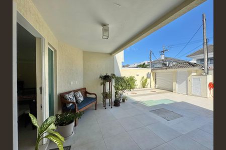 Casa de condomínio à venda com 227m², 4 quartos e 3 vagasÁrea externa