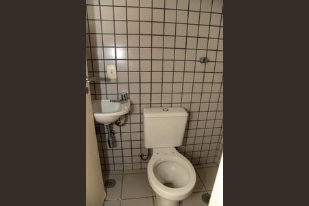 Banheiro de Serviço de casa de condomínio à venda com 3 quartos, 193m² em Jardim Petropolis, São Paulo