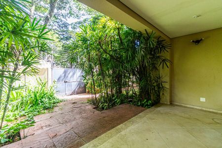 Casa à venda com 400m², 4 quartos e 7 vagas Casa à venda com 400m², 4 quartos e 7 vagasEntrada