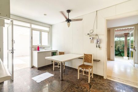 Casa à venda com 400m², 4 quartos e 7 vagas Casa à venda com 400m², 4 quartos e 7 vagasCozinha