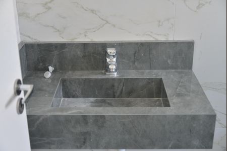 Casa à venda com 155m², 3 quartos e 4 vagasBanheiro da Suíte 1 