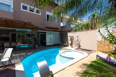 Casa de condomínio à venda com 270m², 4 quartos e 4 vagas Casa de condomínio à venda com 270m², 4 quartos e 4 vagasPiscina