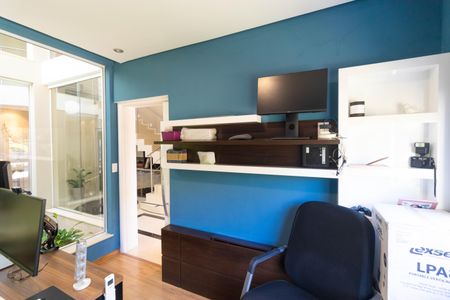 Casa de condomínio à venda com 270m², 4 quartos e 4 vagas Casa de condomínio à venda com 270m², 4 quartos e 4 vagasEscritório