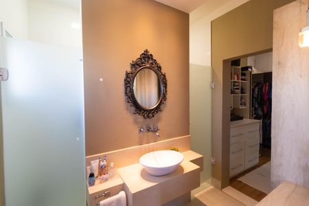 Casa de condomínio à venda com 270m², 4 quartos e 4 vagas Casa de condomínio à venda com 270m², 4 quartos e 4 vagasBanheiro da Suíte 01