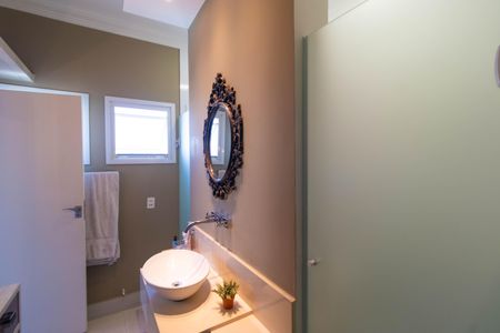 Casa de condomínio à venda com 270m², 4 quartos e 4 vagas Casa de condomínio à venda com 270m², 4 quartos e 4 vagasBanheiro da Suíte 01