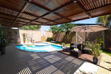 Casa de condomínio à venda com 270m², 4 quartos e 4 vagas Casa de condomínio à venda com 270m², 4 quartos e 4 vagasPiscina