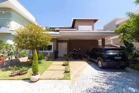 Casa de condomínio à venda com 270m², 4 quartos e 4 vagas Casa de condomínio à venda com 270m², 4 quartos e 4 vagasFachada