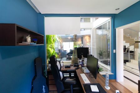 Casa de condomínio à venda com 270m², 4 quartos e 4 vagas Casa de condomínio à venda com 270m², 4 quartos e 4 vagasEscritório