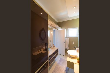 Casa de condomínio à venda com 270m², 4 quartos e 4 vagas Casa de condomínio à venda com 270m², 4 quartos e 4 vagasBanheiro da Suíte 01