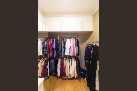 Casa de condomínio à venda com 270m², 4 quartos e 4 vagas Casa de condomínio à venda com 270m², 4 quartos e 4 vagasCloset da Suíte 01