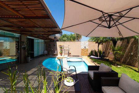 Casa de condomínio à venda com 270m², 4 quartos e 4 vagas Casa de condomínio à venda com 270m², 4 quartos e 4 vagasPiscina