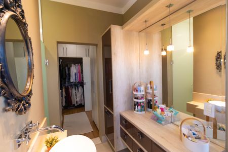 Casa de condomínio à venda com 270m², 4 quartos e 4 vagas Casa de condomínio à venda com 270m², 4 quartos e 4 vagasBanheiro da Suíte 01