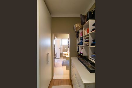 Casa de condomínio à venda com 270m², 4 quartos e 4 vagas Casa de condomínio à venda com 270m², 4 quartos e 4 vagasCloset da Suíte 01