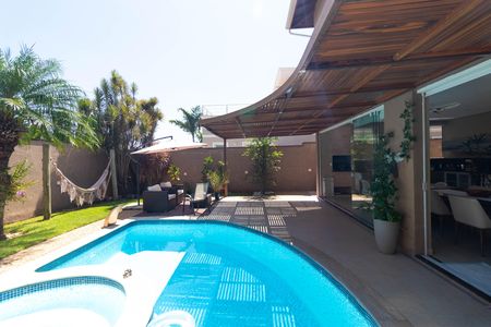 Casa de condomínio à venda com 270m², 4 quartos e 4 vagas Casa de condomínio à venda com 270m², 4 quartos e 4 vagasPiscina