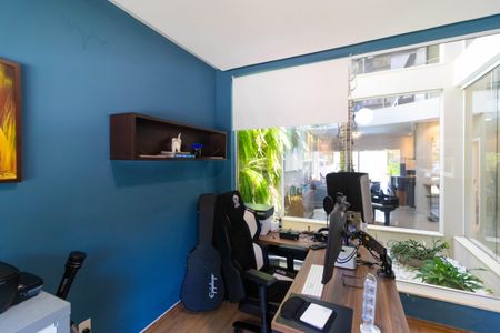 Casa de condomínio à venda com 270m², 4 quartos e 4 vagas Casa de condomínio à venda com 270m², 4 quartos e 4 vagasEscritório