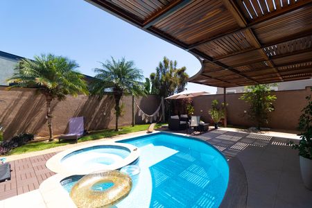 Casa de condomínio à venda com 270m², 4 quartos e 4 vagas Casa de condomínio à venda com 270m², 4 quartos e 4 vagasPiscina