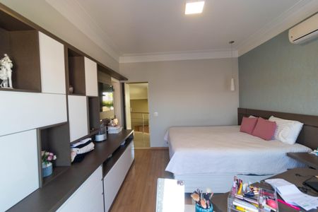 Casa de condomínio à venda com 270m², 4 quartos e 4 vagas Casa de condomínio à venda com 270m², 4 quartos e 4 vagasSuíte 01