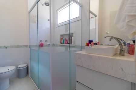 Casa de condomínio à venda com 270m², 4 quartos e 4 vagas Casa de condomínio à venda com 270m², 4 quartos e 4 vagasBanheiro da Suíte 02