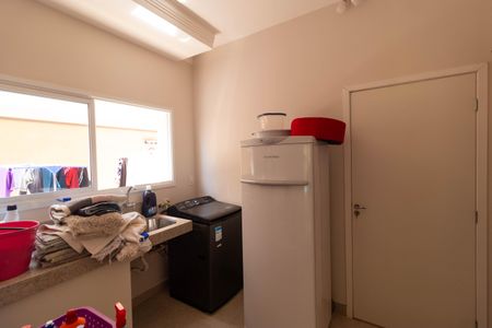 Casa de condomínio à venda com 270m², 4 quartos e 4 vagas Casa de condomínio à venda com 270m², 4 quartos e 4 vagasÁrea de Serviço