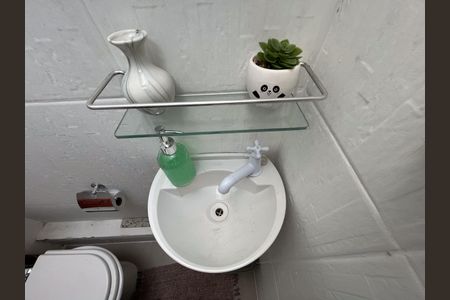 Casa de condomínio à venda com 60m², 2 quartos e 1 vaga Casa de condomínio à venda com 60m², 2 quartos e 1 vagaBanheiro de Serviço