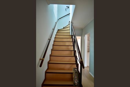 Casa à venda com 243m², 3 quartos e 3 vagas Casa à venda com 243m², 3 quartos e 3 vagasEscada