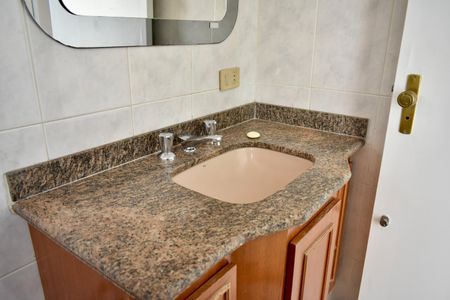 Casa à venda com 243m², 3 quartos e 3 vagas Casa à venda com 243m², 3 quartos e 3 vagasBanheiro Social