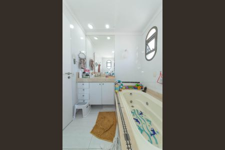 Apartamento à venda com 214m², 4 quartos e 3 vagasBanheiro da Suíte 2