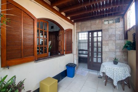 Casa de condomínio à venda com 120m², 3 quartos e 1 vagaQuintal