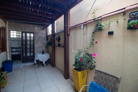 Casa de condomínio à venda com 120m², 3 quartos e 1 vagaQuintal