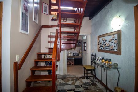 Casa de condomínio à venda com 120m², 3 quartos e 1 vagaEscada