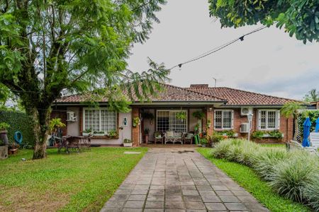 Casa à venda com 300m², 4 quartos e 5 vagasFachada