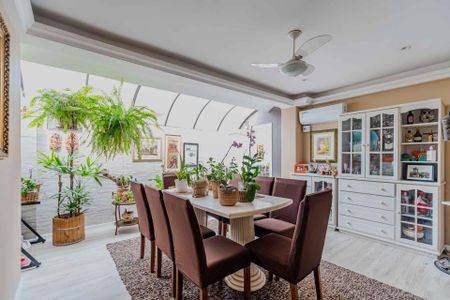 Casa à venda com 300m², 4 quartos e 5 vagasSala