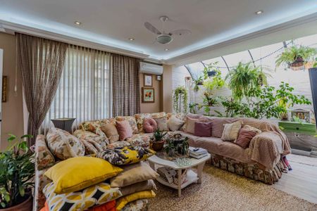 Casa à venda com 300m², 4 quartos e 5 vagasSala