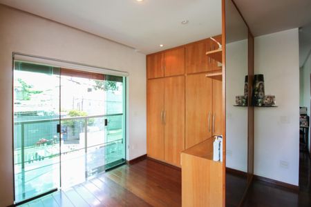 Casa à venda com 365m², 4 quartos e 3 vagas Casa à venda com 365m², 4 quartos e 3 vagasCloset da Suíte 1