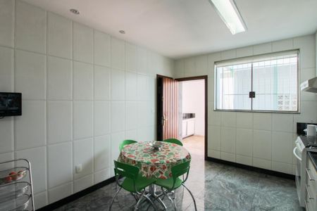 Casa à venda com 365m², 4 quartos e 3 vagas Casa à venda com 365m², 4 quartos e 3 vagasCozinha