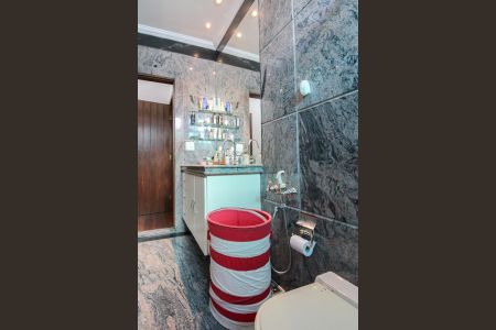 Casa à venda com 365m², 4 quartos e 3 vagas Casa à venda com 365m², 4 quartos e 3 vagasBanheiro da Suíte 2