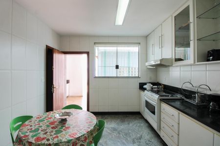 Casa à venda com 365m², 4 quartos e 3 vagas Casa à venda com 365m², 4 quartos e 3 vagasCozinha