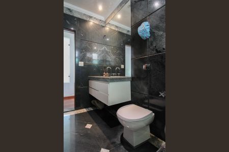 Casa à venda com 365m², 4 quartos e 3 vagas Casa à venda com 365m², 4 quartos e 3 vagasBanheiro Social