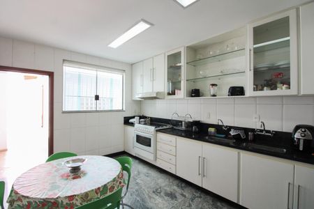 Casa à venda com 365m², 4 quartos e 3 vagas Casa à venda com 365m², 4 quartos e 3 vagasCozinha