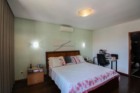 Casa à venda com 365m², 4 quartos e 3 vagas Casa à venda com 365m², 4 quartos e 3 vagasSuíte 1