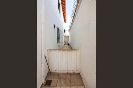 Casa à venda com 365m², 4 quartos e 3 vagas Casa à venda com 365m², 4 quartos e 3 vagasCorredor Lateral