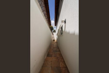 Casa à venda com 365m², 4 quartos e 3 vagas Casa à venda com 365m², 4 quartos e 3 vagasCorredor Lateral